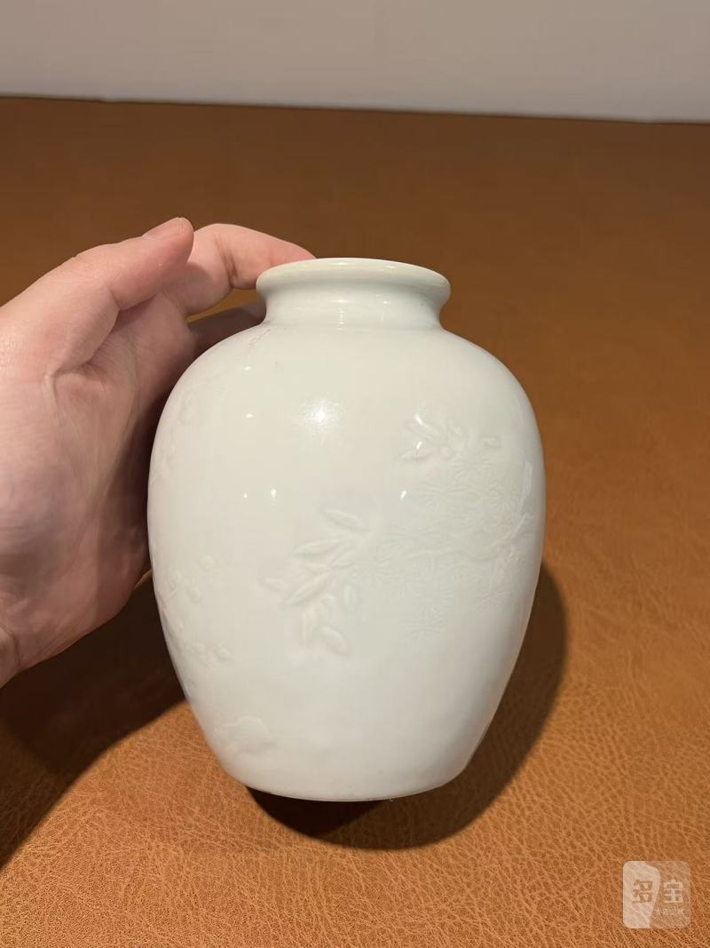 清雍正 白釉划花松竹梅纹太白罐 - 图7
